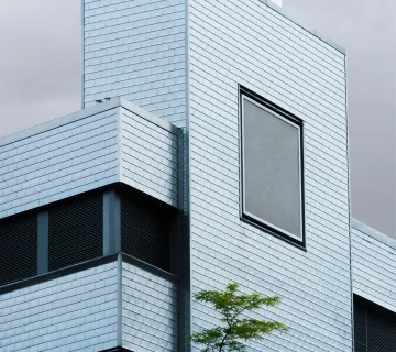 طراحی نمای ترکیبی ساختمان با ترکیب متریالهای سیمانی و ترموود توسط نماسازان پارس