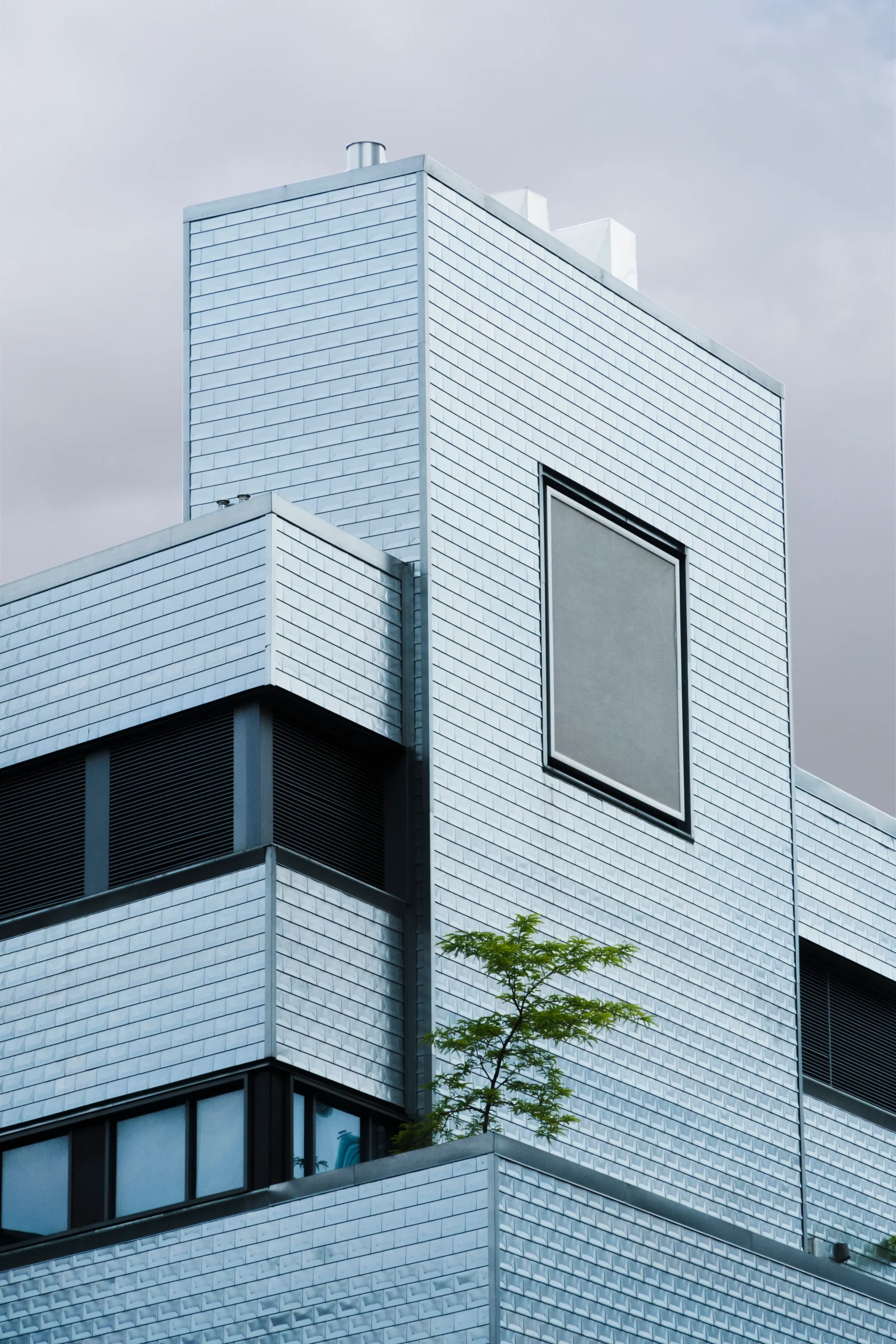 طراحی نمای ترکیبی ساختمان با ترکیب متریال‌های سیمانی و ترموود توسط نماسازان پارس