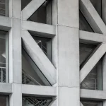 جزئیات زیرسازی نمای سیمانی در یک ساختمان مدرن با خطوط منظم و فریم‌های بتنی مستحکم