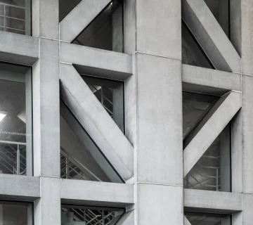 جزئیات زیرسازی نمای سیمانی در یک ساختمان مدرن با خطوط منظم و فریم‌های بتنی مستحکم