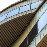 اجرای نمای HPL؛ سبکی، دوام و زیبایی مدرن | نمای مدرن ساختمان با پنل‌های HPL و خطوط هندسی منظم برای ایجاد ظاهری مقاوم و زیبا