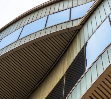 اجرای نمای HPL؛ سبکی، دوام و زیبایی مدرن | نمای مدرن ساختمان با پنل‌های HPL و خطوط هندسی منظم برای ایجاد ظاهری مقاوم و زیبا