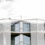 طراحی سه‌بعدی نمای ساختمان مدرن با شبیه‌سازی دقیق حجم، نور و متریال توسط گروه نماسازان پارس