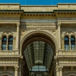 طراحی نمای رومی ساختمان با قوس بزرگ مرکزی، ستون‌های کلاسیک و تزئینات سنگی پیچیده که نمادی از شکوه، اصالت و معماری باستانی رومی است.