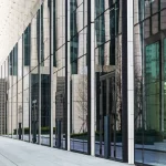 طراحی نمای خاص و لوکس ساختمان اداری با متریال سیمانی توسط گروه نماسازان پارس