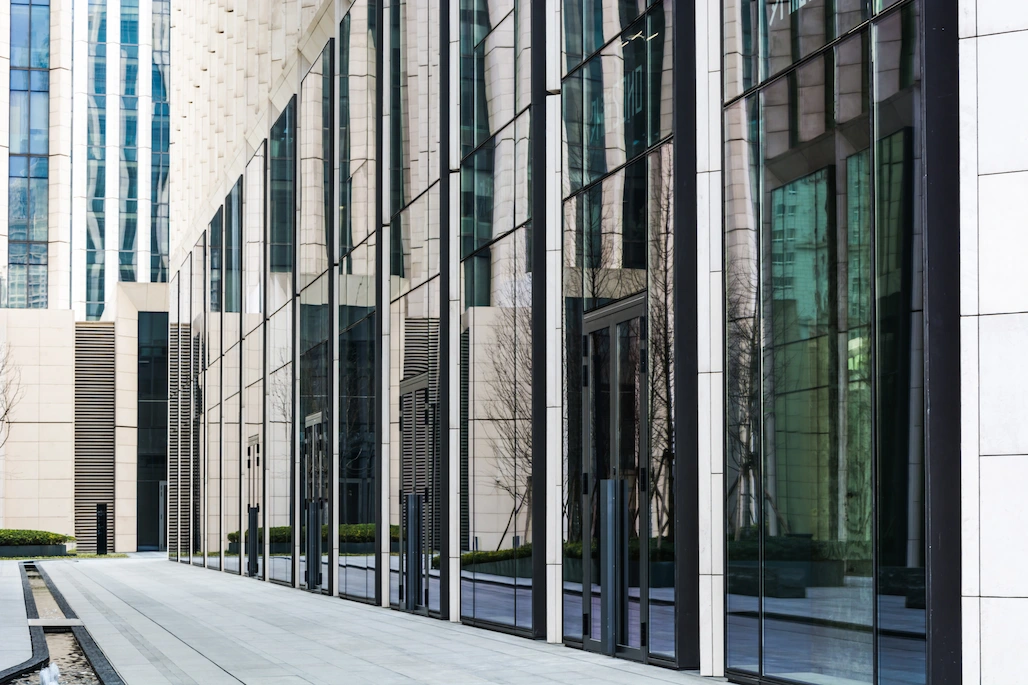 طراحی نمای خاص و لوکس ساختمان اداری با متریال سیمانی توسط گروه نماسازان پارس