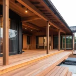 اجرای نمای ترموود مدرن با چوب طبیعی، شامل تراس و ستون‌های چوبی گرم و دل‌نشین که حس طبیعت و آرامش را در طراحی نمای ساختمان ایجاد می‌کند.