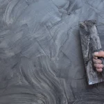 اجرای طرح چوب سیمانی با ماله روی سطح سیمانی برای ایجاد بافت چوبی طبیعی و بادوام