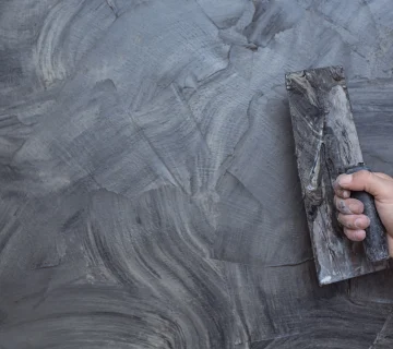 اجرای طرح چوب سیمانی با ماله روی سطح سیمانی برای ایجاد بافت چوبی طبیعی و بادوام