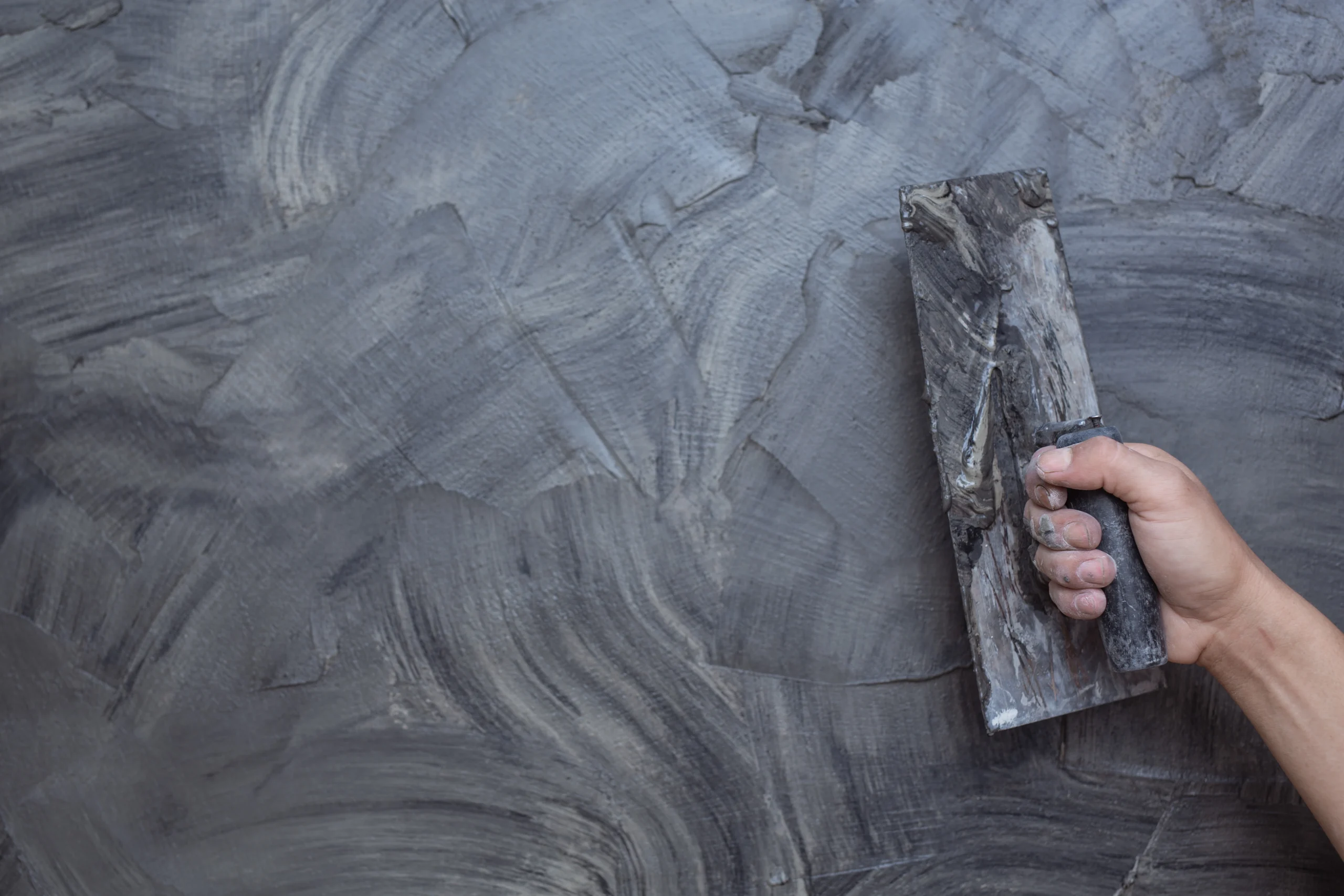 اجرای طرح چوب سیمانی با ماله روی سطح سیمانی برای ایجاد بافت چوبی طبیعی و بادوام