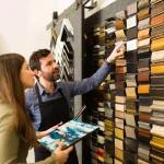 alt: انتخاب متریال مناسب نما با بررسی نمونه متریال‌ها توسط متخصص برای افزایش دوام و زیبایی نمای ساختمان