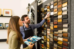 alt: انتخاب متریال مناسب نما با بررسی نمونه متریال‌ها توسط متخصص برای افزایش دوام و زیبایی نمای ساختمان