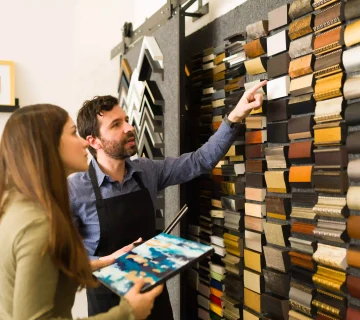 alt: انتخاب متریال مناسب نما با بررسی نمونه متریال‌ها توسط متخصص برای افزایش دوام و زیبایی نمای ساختمان