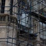ترمیم و بازسازی نمای قدیمی ساختمان تاریخی با داربست‌گذاری برای حفظ زیبایی معماری و افزایش استحکام سازه