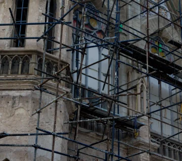 ترمیم و بازسازی نمای قدیمی ساختمان تاریخی با داربستگذاری برای حفظ زیبایی معماری و افزایش استحکام سازه