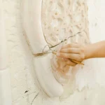 بازسازی نمای رومی سیمانی با ترمیم جزئیات ابزار و نقش‌ونگارهای کلاسیک روی سطح نما