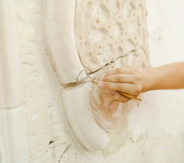 بازسازی نمای رومی سیمانی با ترمیم جزئیات ابزار و نقش‌ونگارهای کلاسیک روی سطح نما