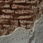 : بازسازی نمای سیمان آبساب روی دیوار قدیمی آجرنما برای ترمیم، تقویت و بهبود ظاهر ساختمان