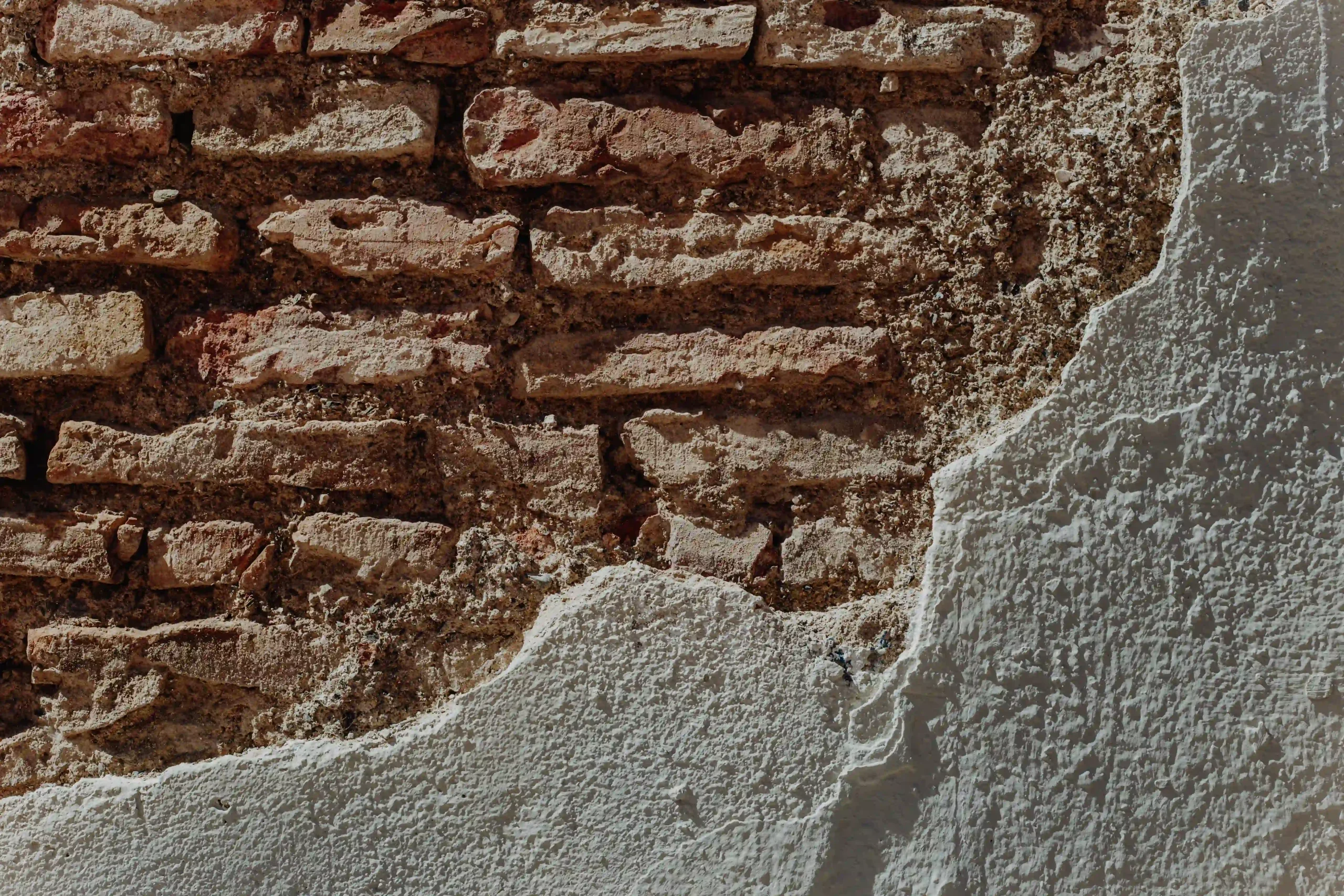 : بازسازی نمای سیمان آبساب روی دیوار قدیمی آجرنما برای ترمیم، تقویت و بهبود ظاهر ساختمان