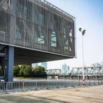 اجرای نما در تهران با رویکرد مهندسی در ساختمان مدرن شهری برای افزایش دوام، ایمنی و کیفیت نمای نهایی