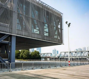 اجرای نما در تهران با رویکرد مهندسی در ساختمان مدرن شهری برای افزایش دوام، ایمنی و کیفیت نمای نهایی