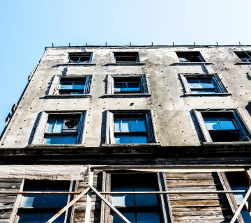 احیا و بازسازی نماهای فرسوده ساختمان قدیمی با استفاده از روش‌های نوین برای افزایش ایمنی، دوام و زیبایی نما