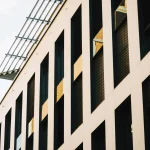 اجرای زیرسازی دقیق نما در ساختمان مدرن به‌عنوان پایه اصلی دوام، ایمنی و کیفیت نهایی نمای ساختمان