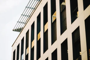 اجرای زیرسازی دقیق نما در ساختمان مدرن به‌عنوان پایه اصلی دوام، ایمنی و کیفیت نهایی نمای ساختمان