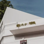 نمای شسته سیمانی سفید در ساختمان مسکونی با خطوط منظم و جلوه طبیعی و بادوام