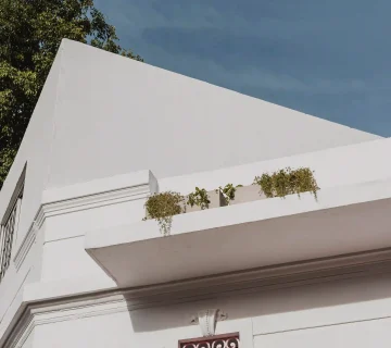 نمای شسته سیمانی سفید در ساختمان مسکونی با خطوط منظم و جلوه طبیعی و بادوام