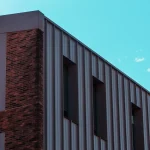 دوام متریال نما در نمای بیرونی ساختمان مدرن با ترکیب متریال مقاوم و طراحی اصولی برای ماندگاری و کیفیت بالا