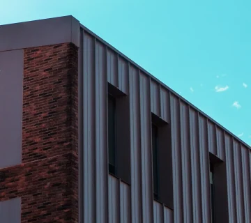 دوام متریال نما در نمای بیرونی ساختمان مدرن با ترکیب متریال مقاوم و طراحی اصولی برای ماندگاری و کیفیت بالا