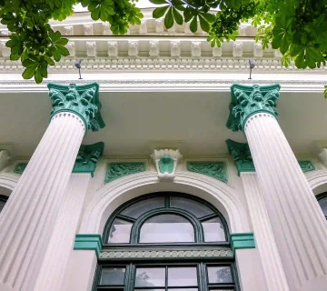 اجرای ابزار و ستون رومی در نمای کلاسیک ساختمان با سرستون‌های تزئینی و جزئیات مهندسی‌شده برای افزایش شکوه و ماندگاری نما