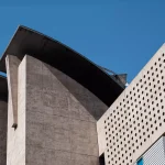 اجرای نمای سیمانی ساختمان با طراحی مدرن و رعایت استانداردهای حرفه‌ای برای افزایش دوام، ایمنی و زیبایی نمای بیرونی