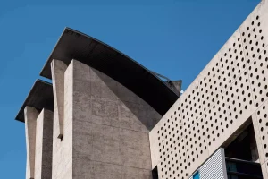 اجرای نمای سیمانی ساختمان با طراحی مدرن و رعایت استانداردهای حرفهای برای افزایش دوام، ایمنی و زیبایی نمای بیرونی