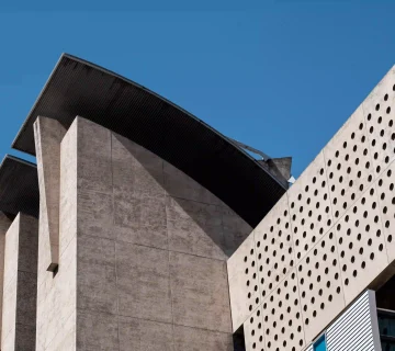 اجرای نمای سیمانی ساختمان با طراحی مدرن و رعایت استانداردهای حرفهای برای افزایش دوام، ایمنی و زیبایی نمای بیرونی