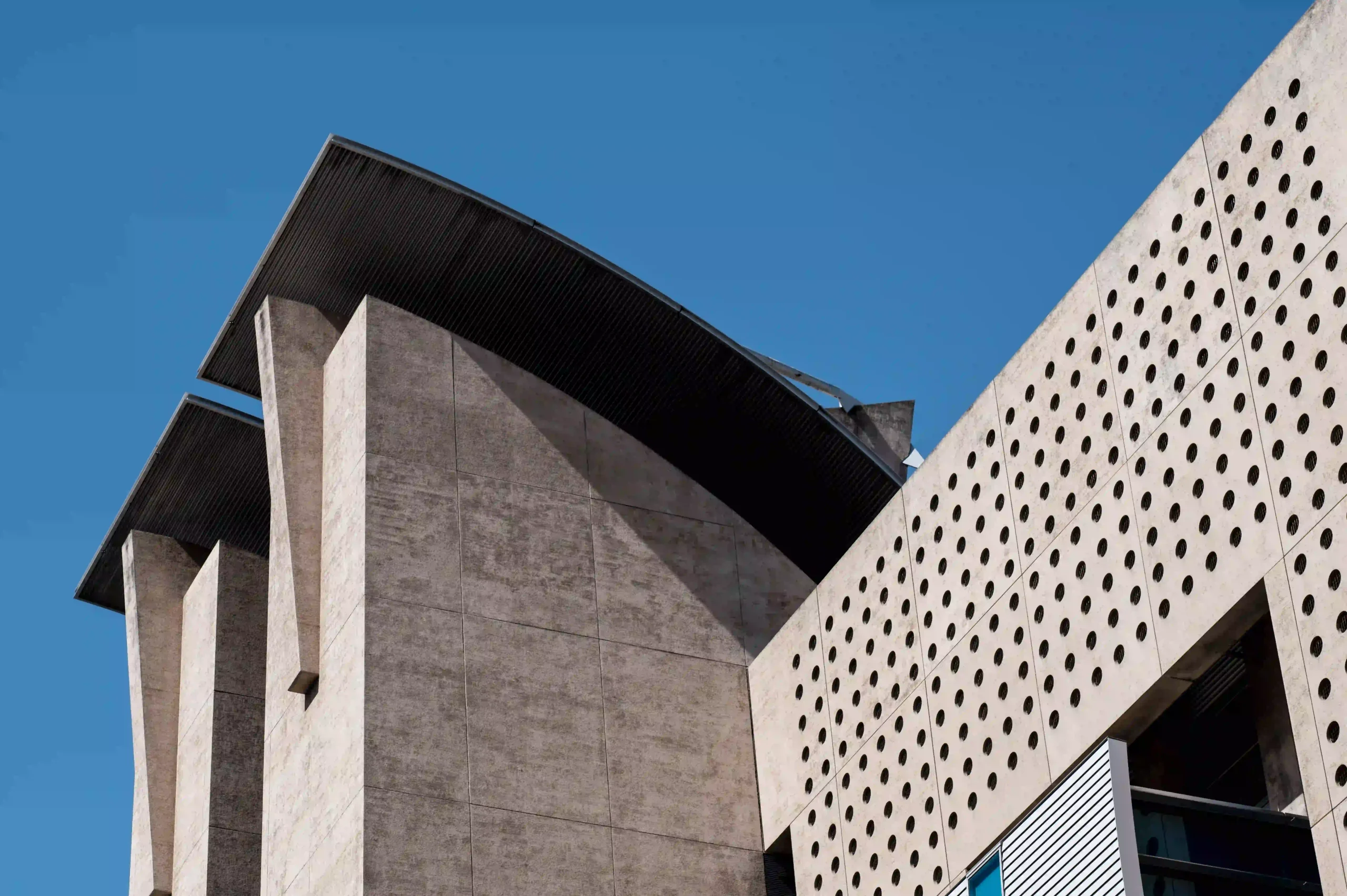 اجرای نمای سیمانی ساختمان با طراحی مدرن و رعایت استانداردهای حرفهای برای افزایش دوام، ایمنی و زیبایی نمای بیرونی