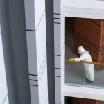 اجرای نمای شسته و آبساب در ساختمان مدرن با تمرکز بر دوام سطح، یکنواختی بافت و زیبایی نهایی نما