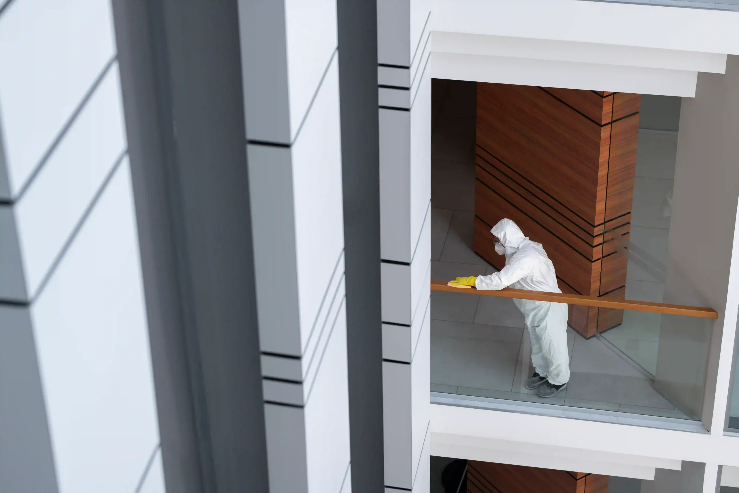 اجرای نمای شسته و آبساب در ساختمان مدرن با تمرکز بر دوام سطح، یکنواختی بافت و زیبایی نهایی نما