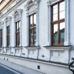 اجرای نمای رومی و کلاسیک ساختمان با ستون‌ها، قاب‌بندی‌ها و جزئیات دقیق معماری برای ایجاد جلوه‌ای فاخر و ماندگار