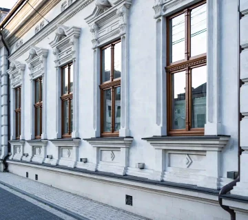 اجرای نمای رومی و کلاسیک ساختمان با ستونها، قاببندیها و جزئیات دقیق معماری برای ایجاد جلوهای فاخر و ماندگار