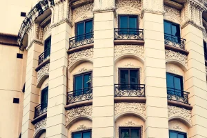 اجرای نمای کلاسیک اروپایی و ایرانی با ترکیب هنر معماری سنتی، جزئیات ظریف ابزارها و اجرای دقیق برای خلق نمایی اصیل، فاخر و ماندگار