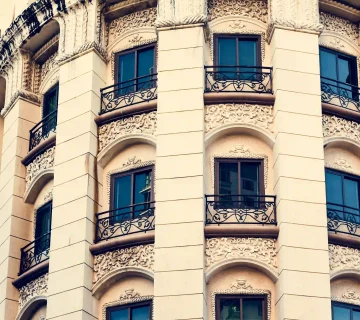 اجرای نمای کلاسیک اروپایی و ایرانی با ترکیب هنر معماری سنتی، جزئیات ظریف ابزارها و اجرای دقیق برای خلق نمایی اصیل، فاخر و ماندگار