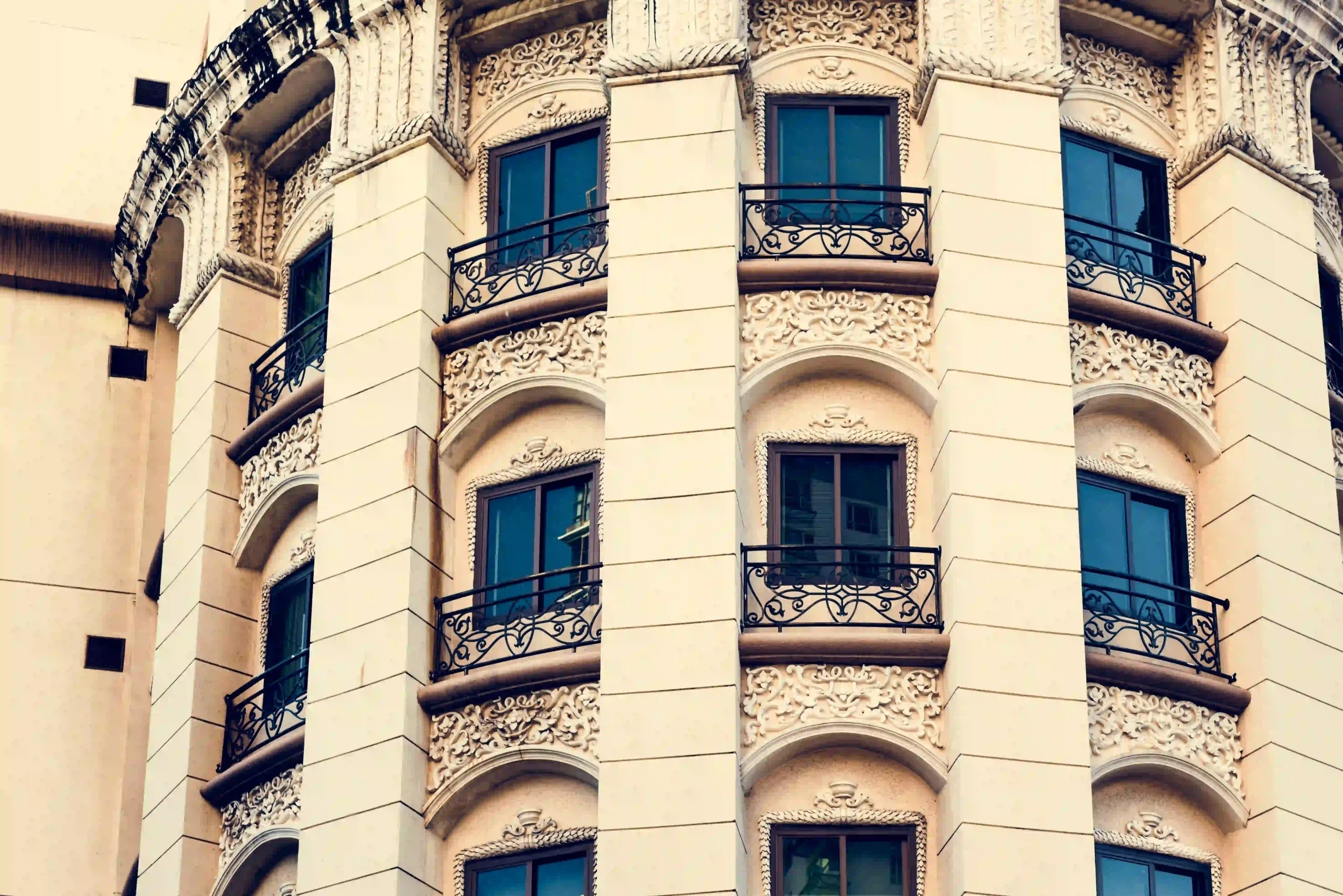 اجرای نمای کلاسیک اروپایی و ایرانی با ترکیب هنر معماری سنتی، جزئیات ظریف ابزارها و اجرای دقیق برای خلق نمایی اصیل، فاخر و ماندگار