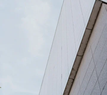 اجرای نمای مدرن با متریال‌های مقاوم و بادوام، طراحی مینیمال و اجرای اصولی برای افزایش عمر مفید و کیفیت نمای ساختمان