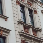 اجرای نمای ترکیبی (مدرن و کلاسیک) ساختمان با تلفیق خطوط ساده مدرن و جزئیات معماری کلاسیک برای ایجاد تعادل میان زیبایی، هویت و دوام نما